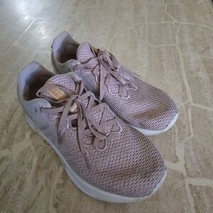 New Balance Fresh Foam Roav sz 8.5 W